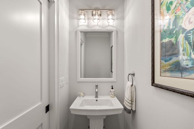 210 Evelyn 210, Newton, MA 02468