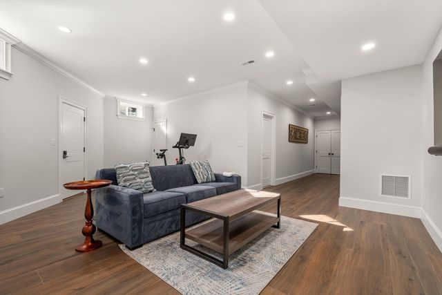 210 Evelyn 210, Newton, MA 02468