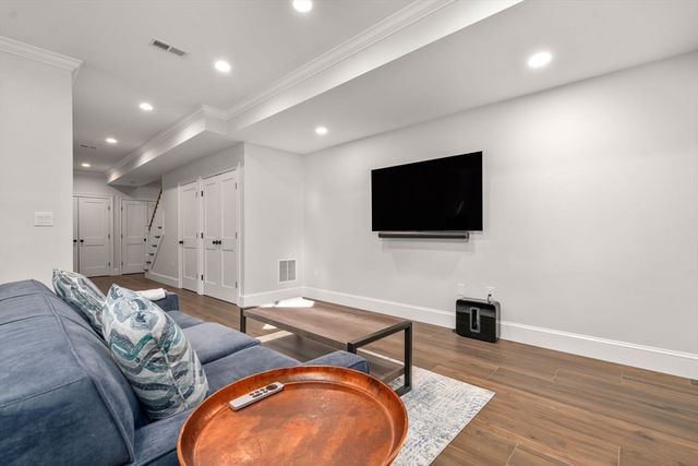 210 Evelyn 210, Newton, MA 02468