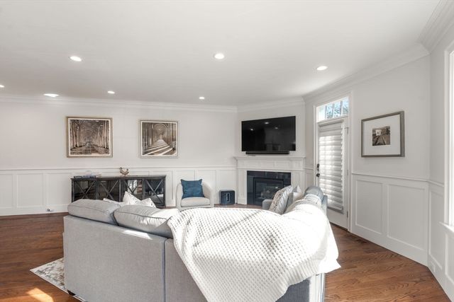 210 Evelyn 210, Newton, MA 02468