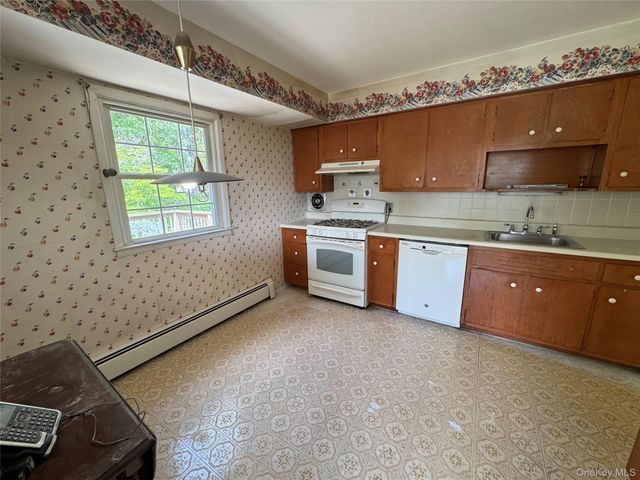 11 Lynbrook Road, Poughkeepsie, NY 12603