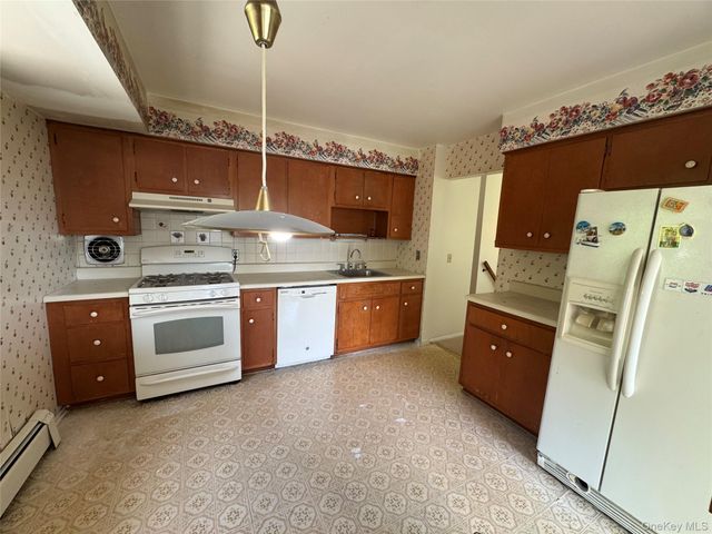 11 Lynbrook Road, Poughkeepsie, NY 12603