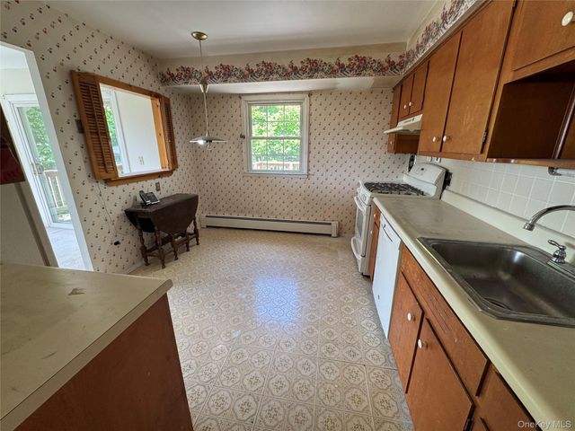 11 Lynbrook Road, Poughkeepsie, NY 12603