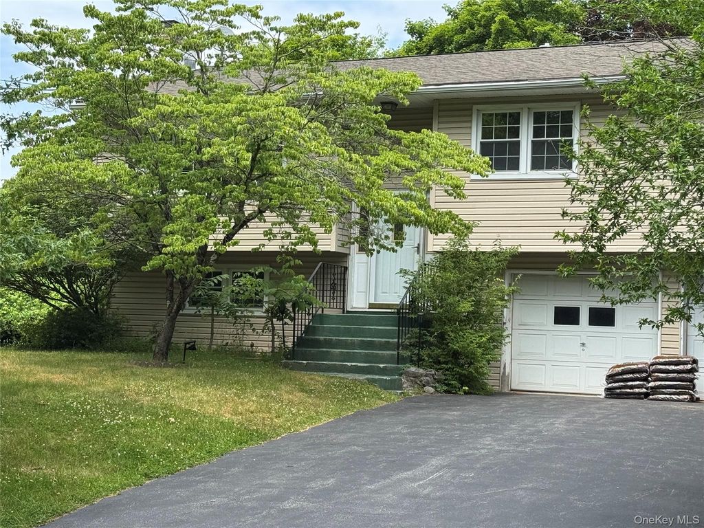 11 Lynbrook Road, Poughkeepsie, NY 12603