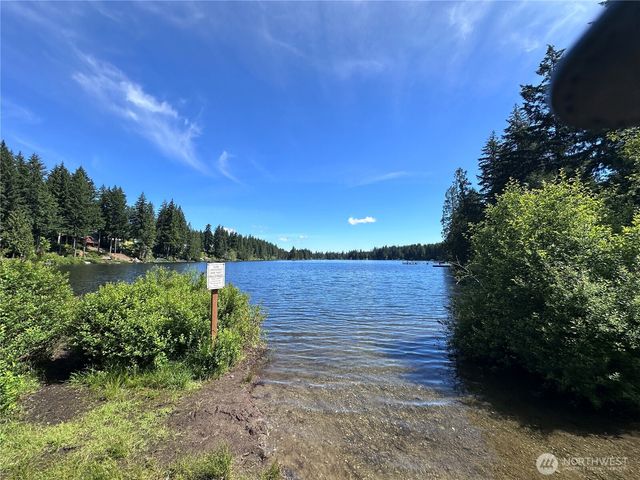 1561 E Trails End Drive, Belfair, WA 98528