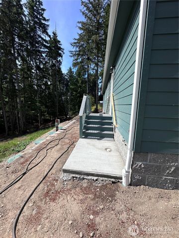 1561 E Trails End Drive, Belfair, WA 98528
