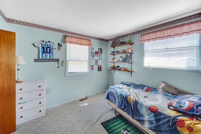 352 Sioux Lane, Carol Stream, IL 60188