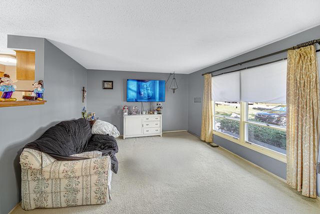 352 Sioux Lane, Carol Stream, IL 60188