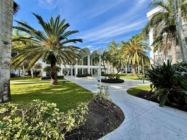 492 NW 165th St Rd C-312, Miami, FL 33169