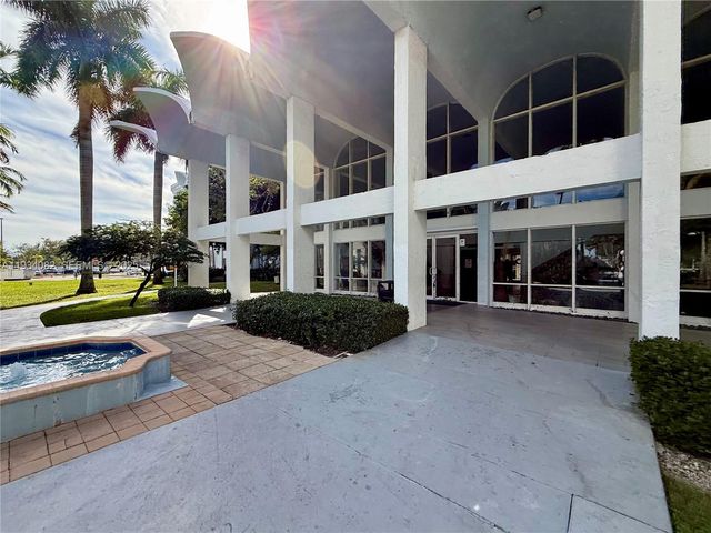 492 NW 165th St Rd C-312, Miami, FL 33169