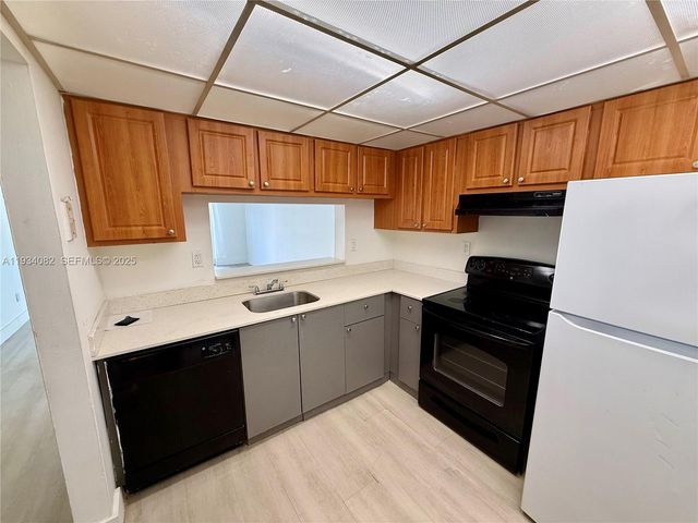 492 NW 165th St Rd C-312, Miami, FL 33169