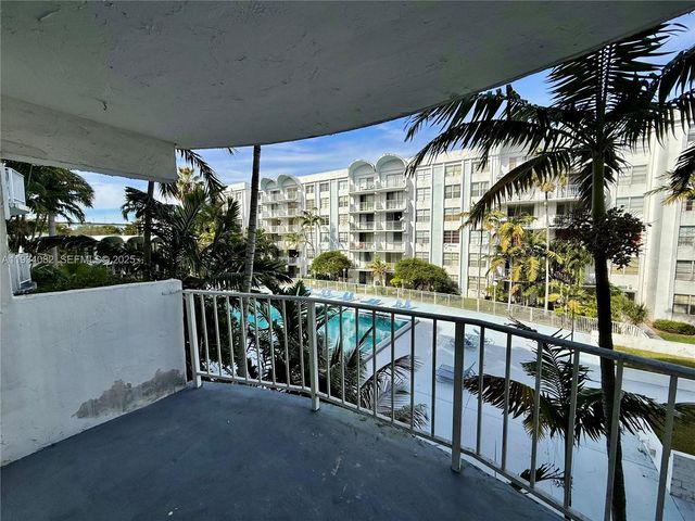 492 NW 165th St Rd C-312, Miami, FL 33169