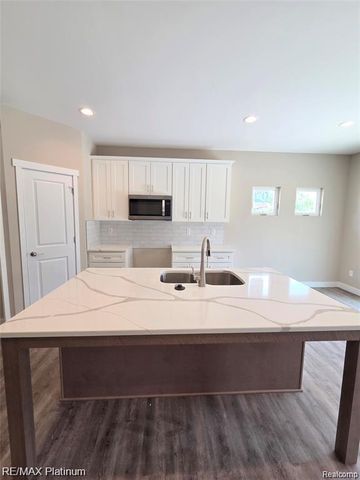 859 Oakwood Circle 21, Fenton, MI 48430