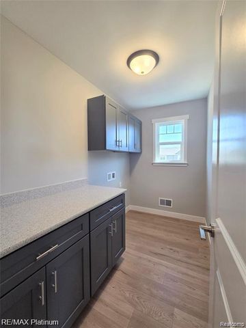 859 Oakwood Circle 21, Fenton, MI 48430