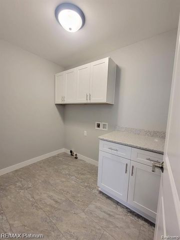 859 Oakwood Circle 21, Fenton, MI 48430