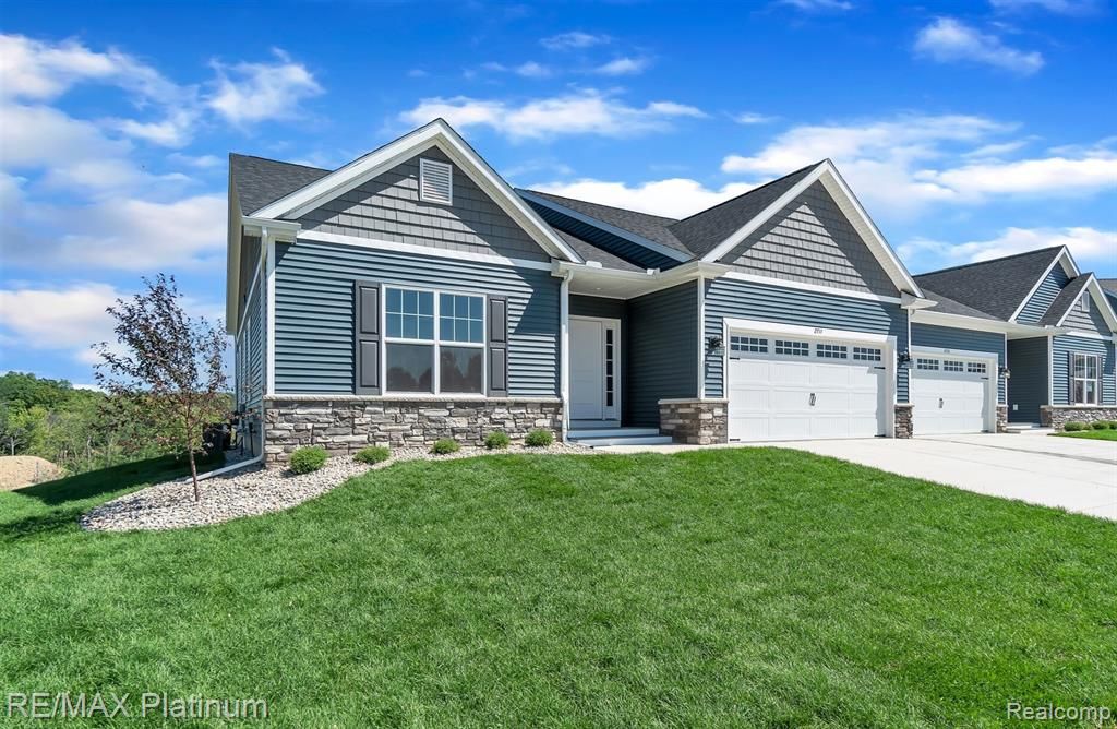 859 Oakwood Circle 21, Fenton, MI 48430