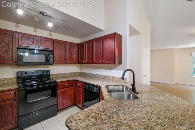 12121 Hidden View Court, Utica, MI 48315