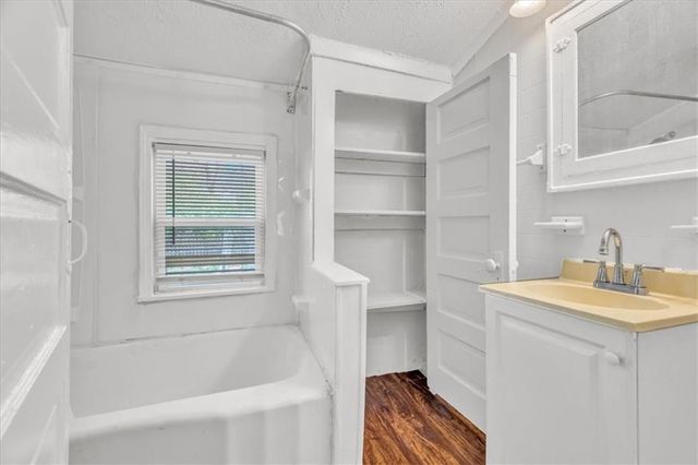 2130 83rd Street, Kansas City, MO 64132