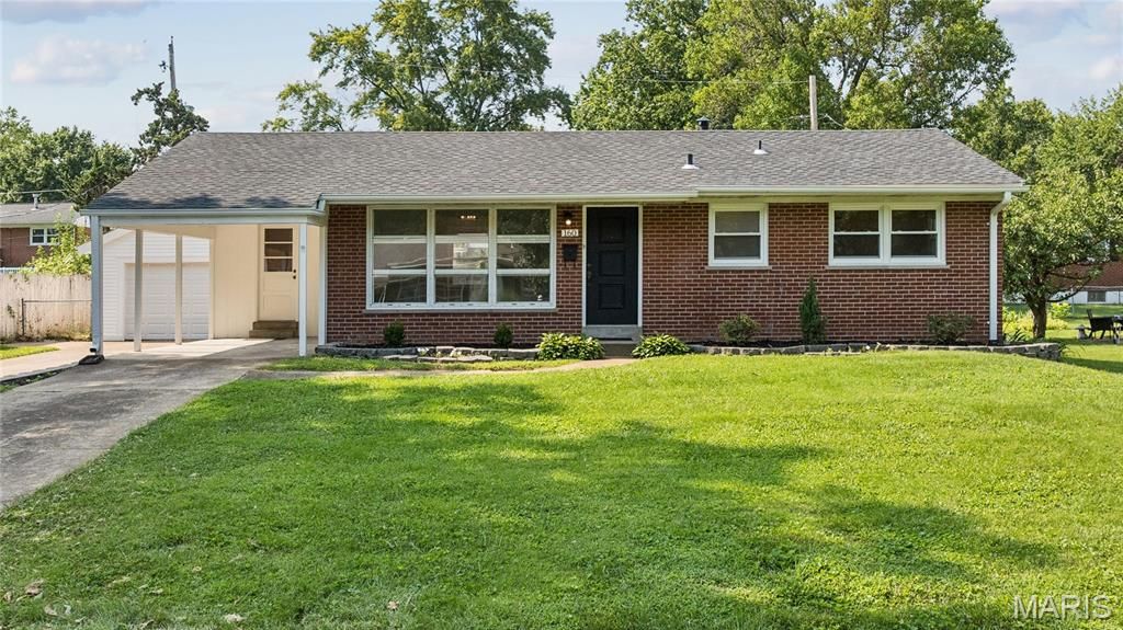 160 Saint Patrick Lane, Florissant, MO 63031
