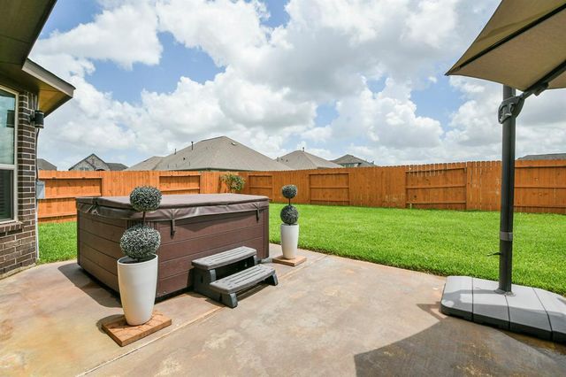 14011 Lago Creek Court, Rosharon, TX 77583