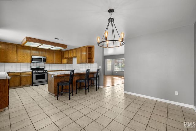 2612 Loganberry Court, Bakersfield, CA 93308