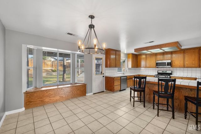 2612 Loganberry Court, Bakersfield, CA 93308