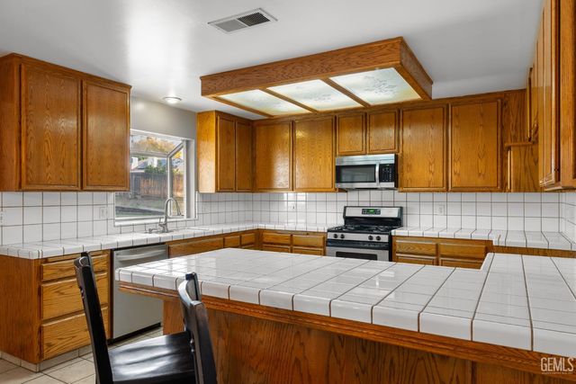 2612 Loganberry Court, Bakersfield, CA 93308