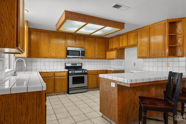 2612 Loganberry Court, Bakersfield, CA 93308