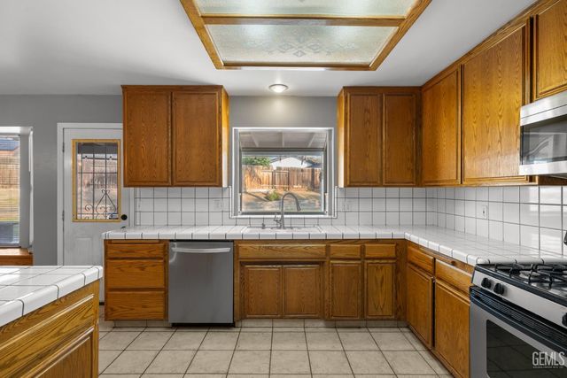 2612 Loganberry Court, Bakersfield, CA 93308