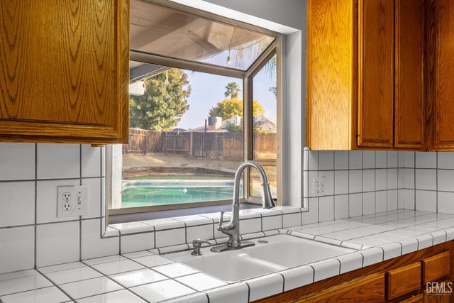 2612 Loganberry Court, Bakersfield, CA 93308