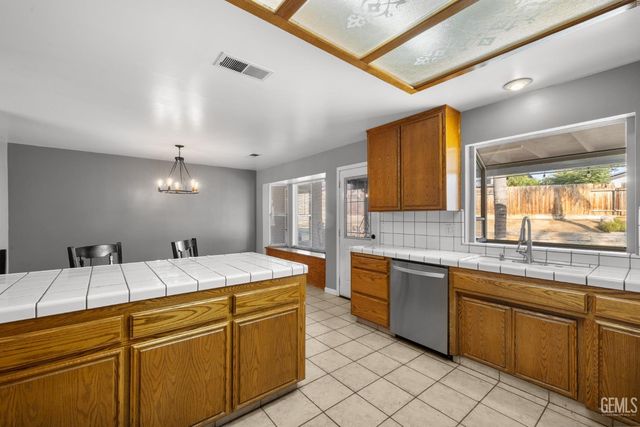 2612 Loganberry Court, Bakersfield, CA 93308