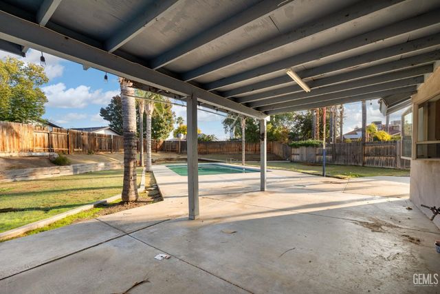 2612 Loganberry Court, Bakersfield, CA 93308