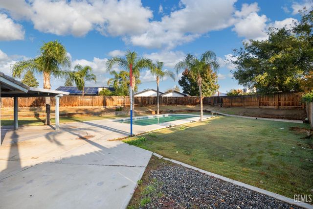 2612 Loganberry Court, Bakersfield, CA 93308