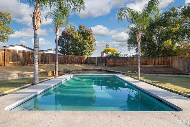 2612 Loganberry Court, Bakersfield, CA 93308