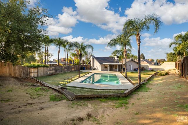 2612 Loganberry Court, Bakersfield, CA 93308