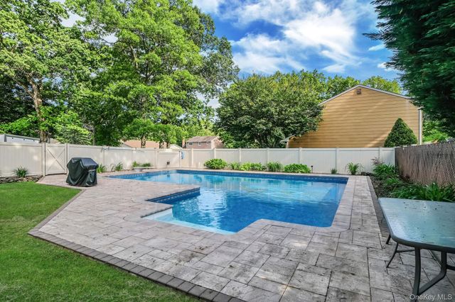 26 Heritage Place S, Nesconset, NY 11767