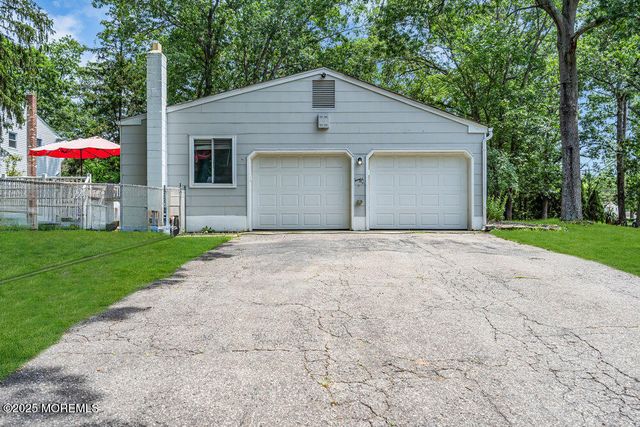 424 Colleen Court, Toms River, NJ 08755