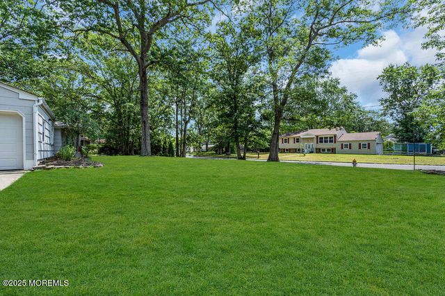424 Colleen Court, Toms River, NJ 08755
