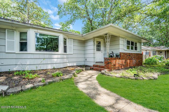 424 Colleen Court, Toms River, NJ 08755