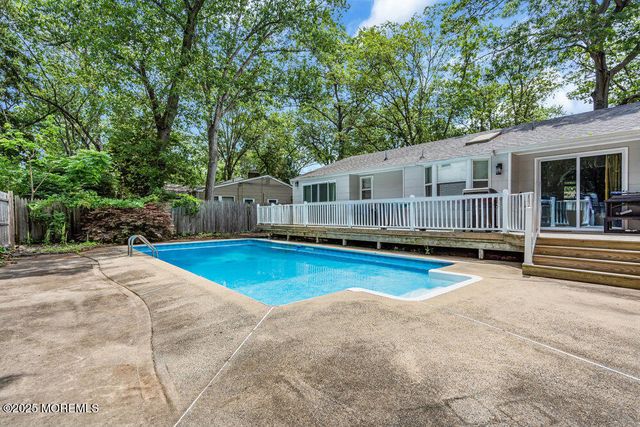 424 Colleen Court, Toms River, NJ 08755
