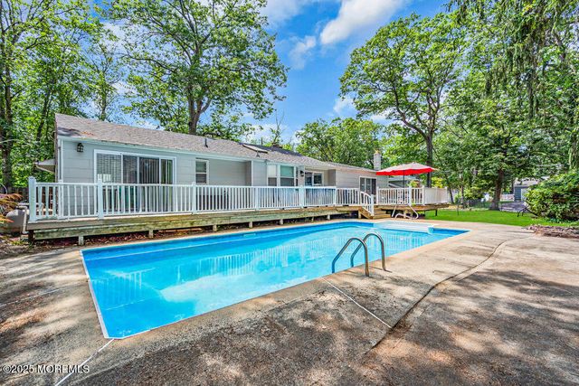 424 Colleen Court, Toms River, NJ 08755