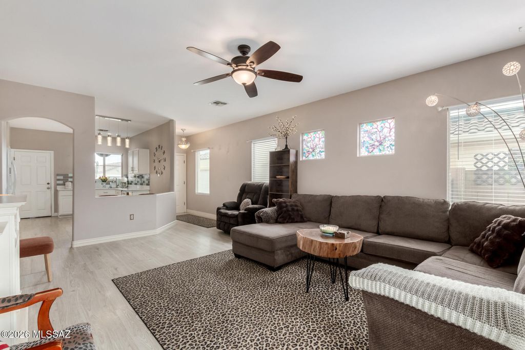 Image 10 of property listing at 565 W Calle Media Luz, Sahuarita, AZ 85629