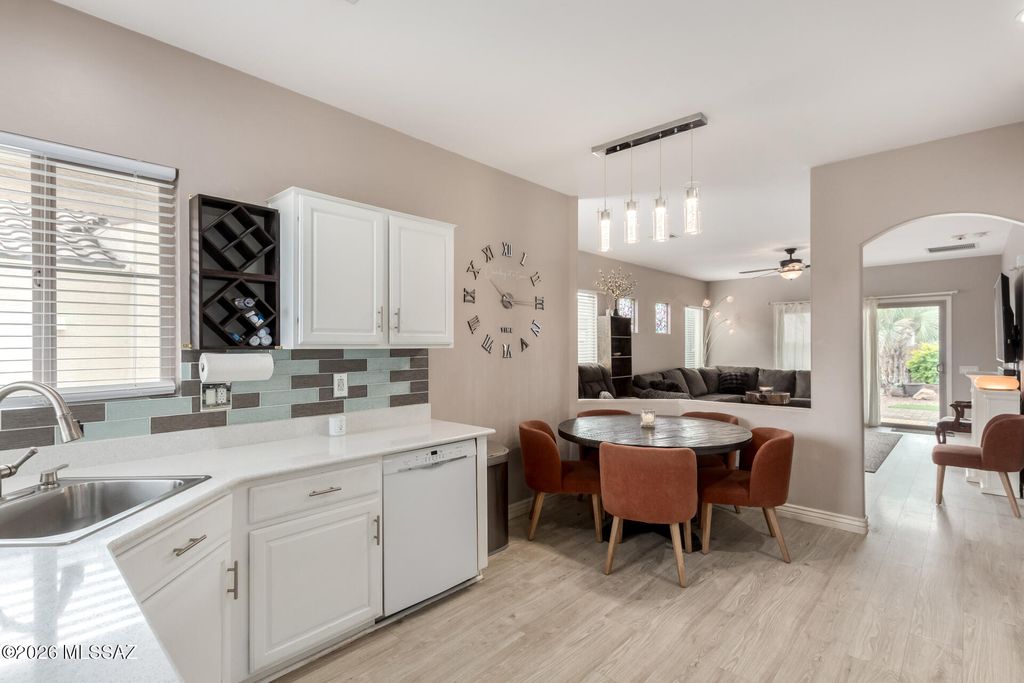 Image 12 of property listing at 565 W Calle Media Luz, Sahuarita, AZ 85629