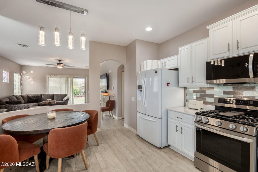 Image 13 of property listing at 565 W Calle Media Luz, Sahuarita, AZ 85629