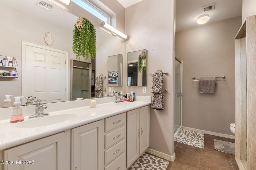 Image 17 of property listing at 565 W Calle Media Luz, Sahuarita, AZ 85629