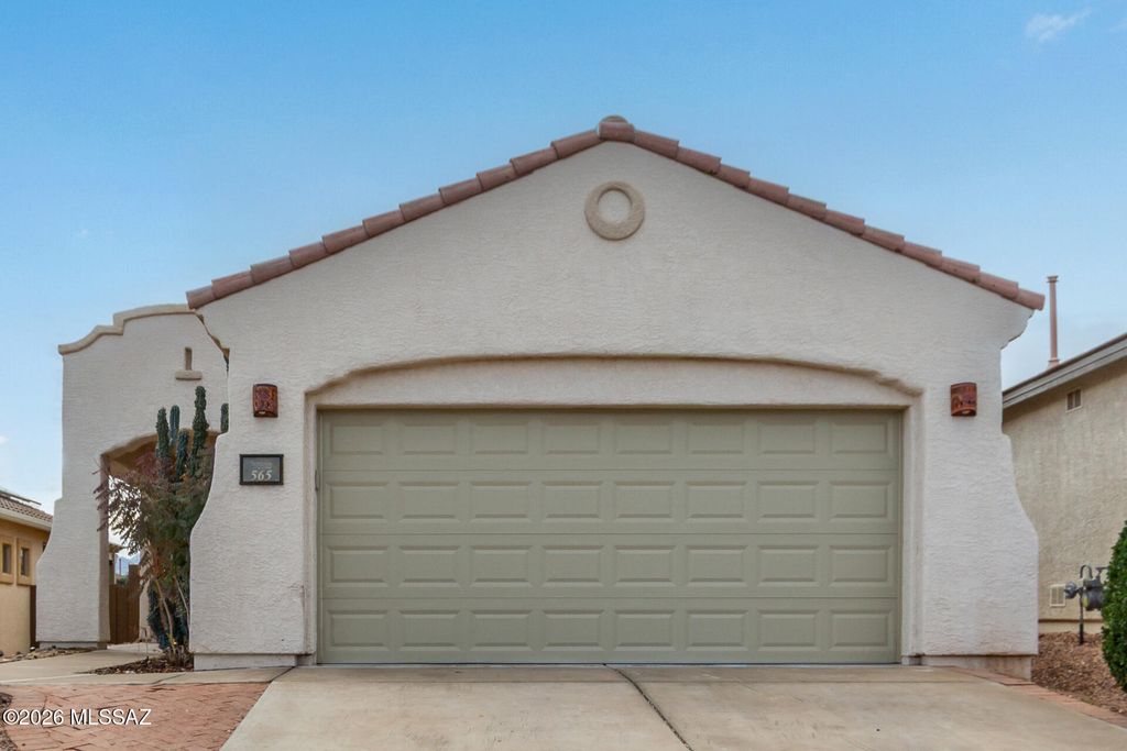Image 2 of property listing at 565 W Calle Media Luz, Sahuarita, AZ 85629