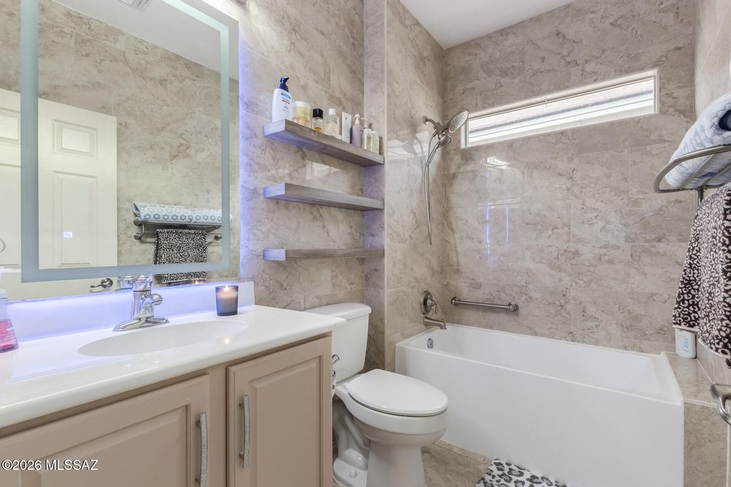 Image 21 of property listing at 565 W Calle Media Luz, Sahuarita, AZ 85629