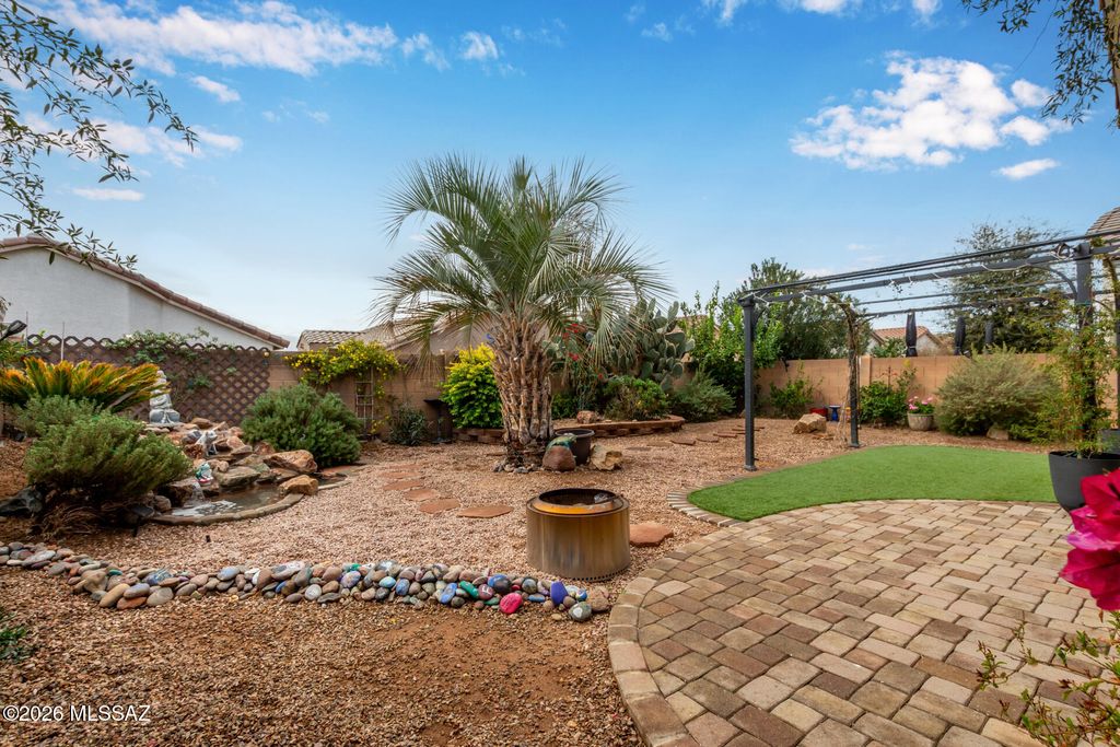 Image 27 of property listing at 565 W Calle Media Luz, Sahuarita, AZ 85629