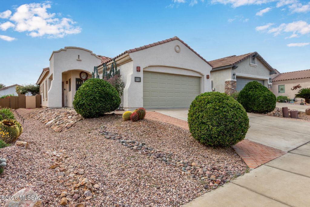 Image 3 of property listing at 565 W Calle Media Luz, Sahuarita, AZ 85629