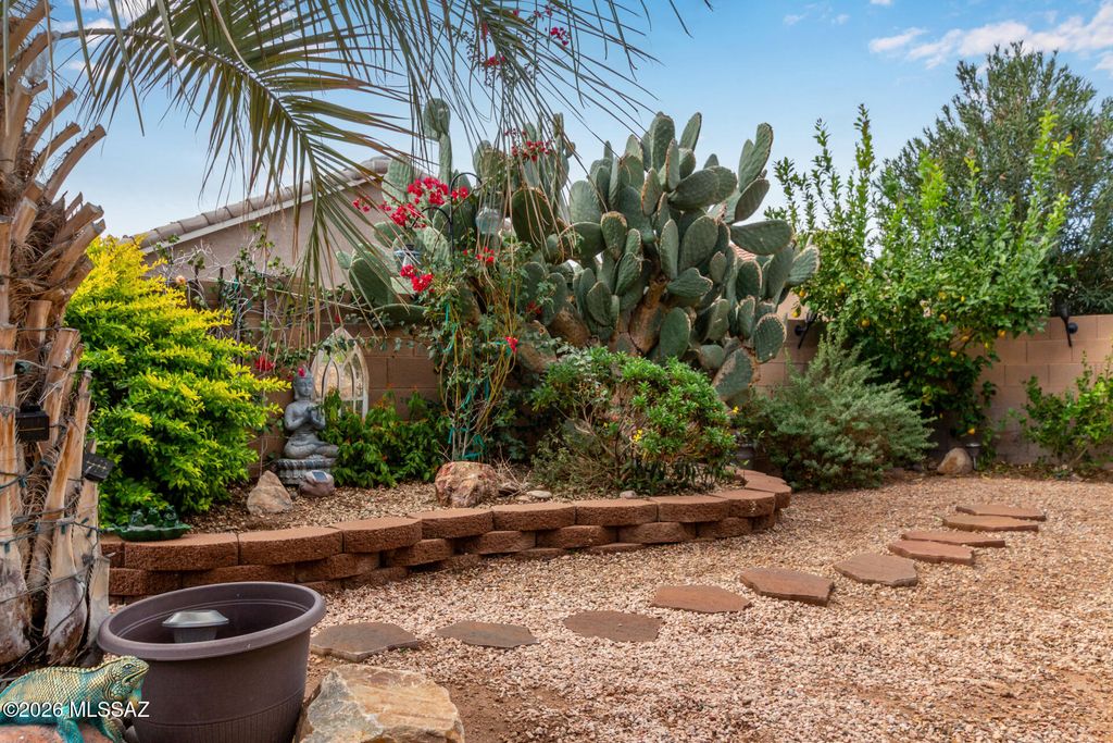 Image 31 of property listing at 565 W Calle Media Luz, Sahuarita, AZ 85629